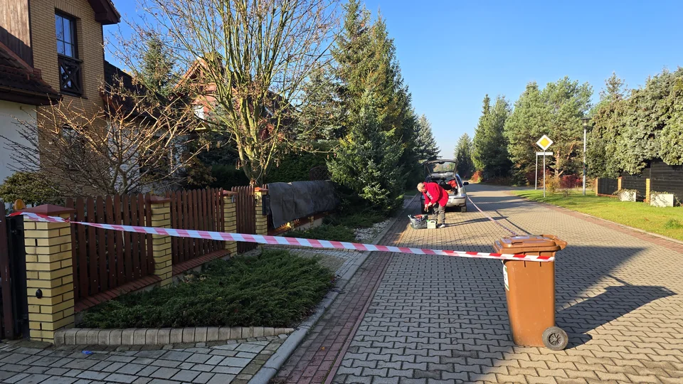 Strefa prac wygrodzona taśmą ostrzegawczą od strony chodnika — Malinowice
