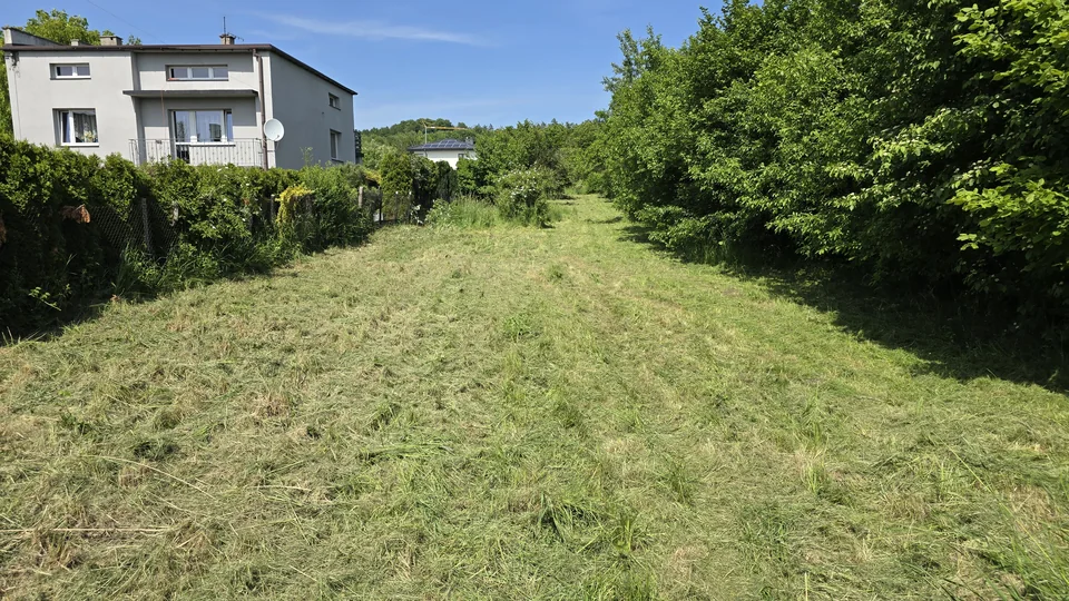 Ta sama działka po skoszeniu, z odsłoniętą linią ogrodzenia — Rogoźnik