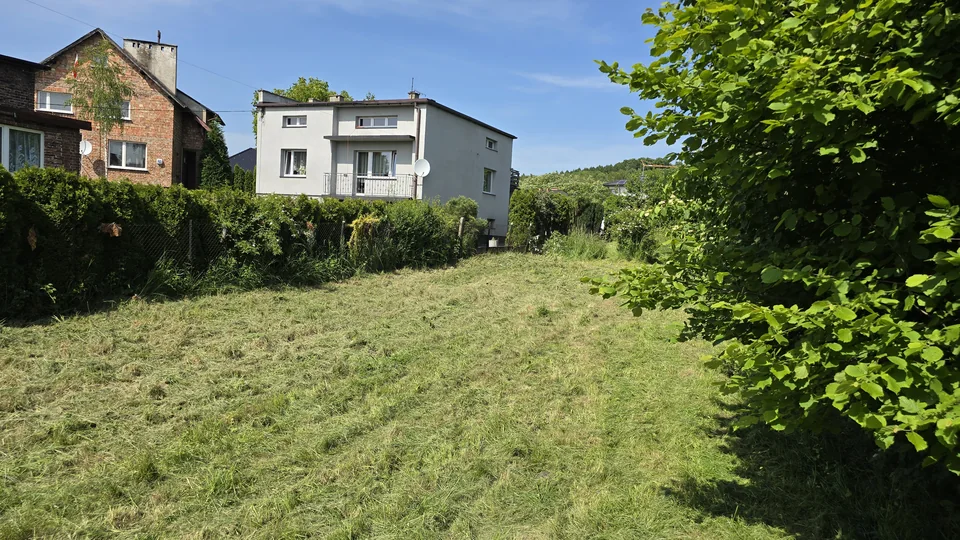 Skoszony teren przy zabudowaniach, gotowy do dalszych prac — Rogoźnik
