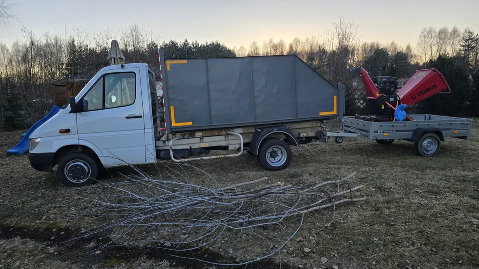 Rębak do gałęzi na przyczepie i samochód z zabudową do wywozu odpadu zielonego — Terenator
